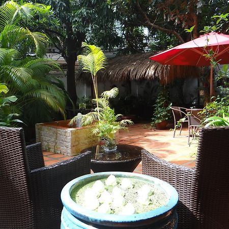 Alibi Guesthouse Phnom Penh Exterior photo