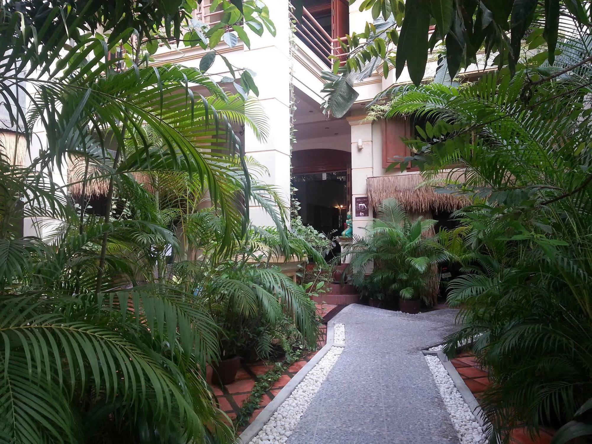 Alibi Guesthouse Phnom Penh Exterior photo