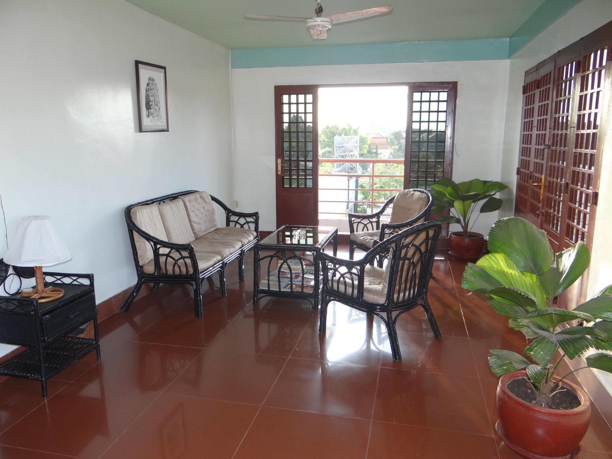 Alibi Guesthouse Phnom Penh Exterior photo