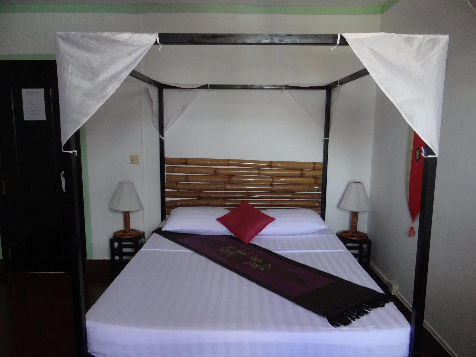 Alibi Guesthouse Phnom Penh Exterior photo