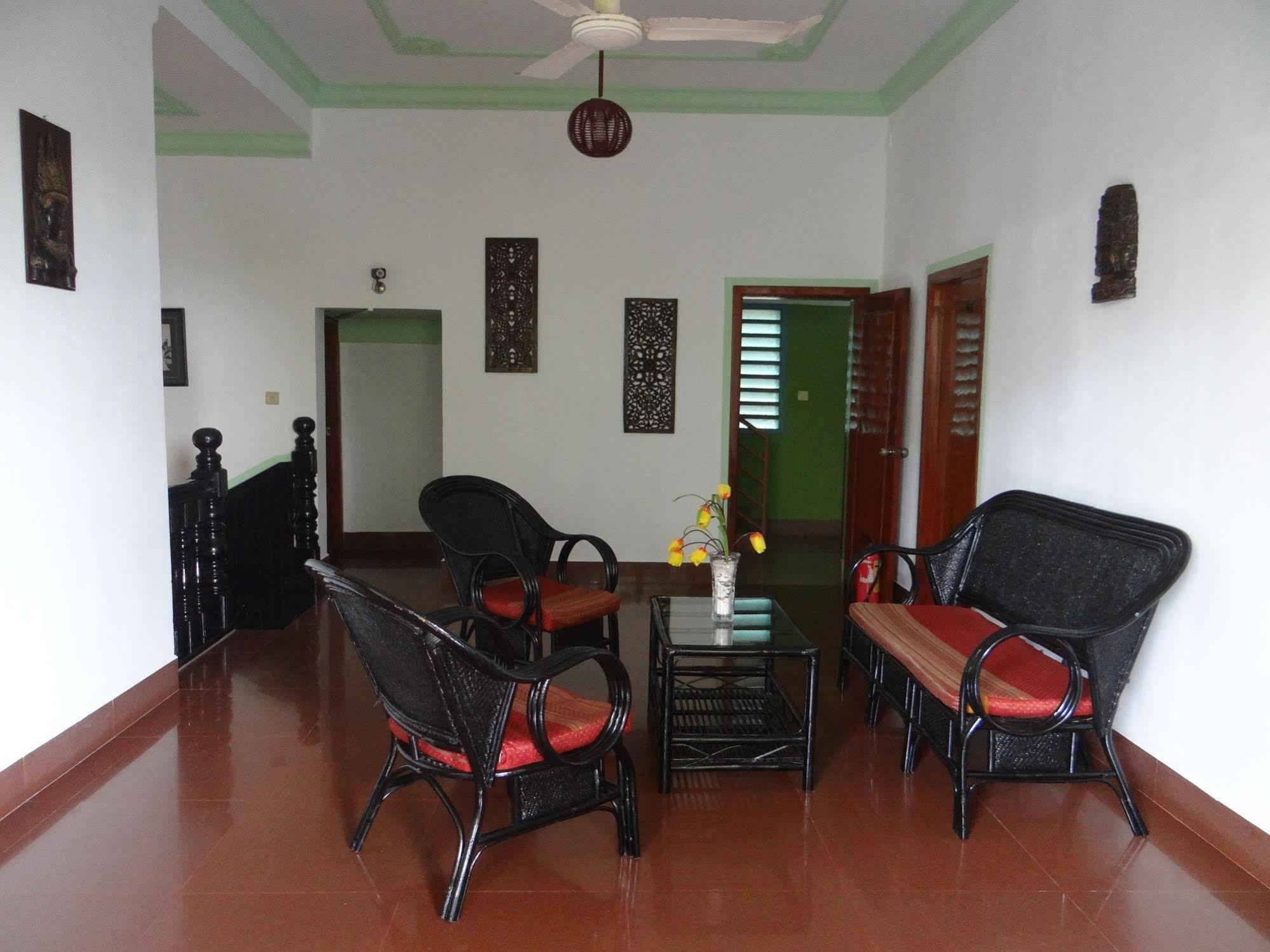 Alibi Guesthouse Phnom Penh Exterior photo