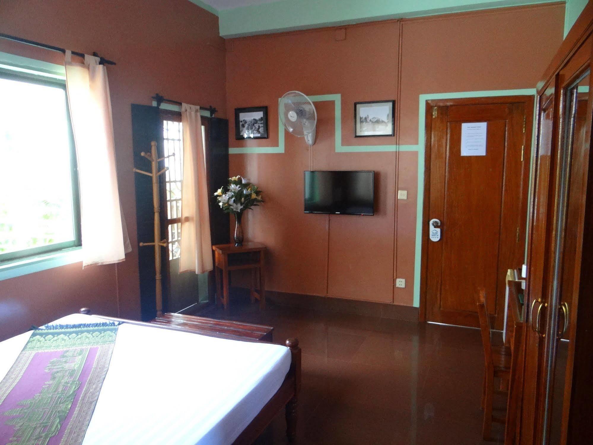 Alibi Guesthouse Phnom Penh Exterior photo