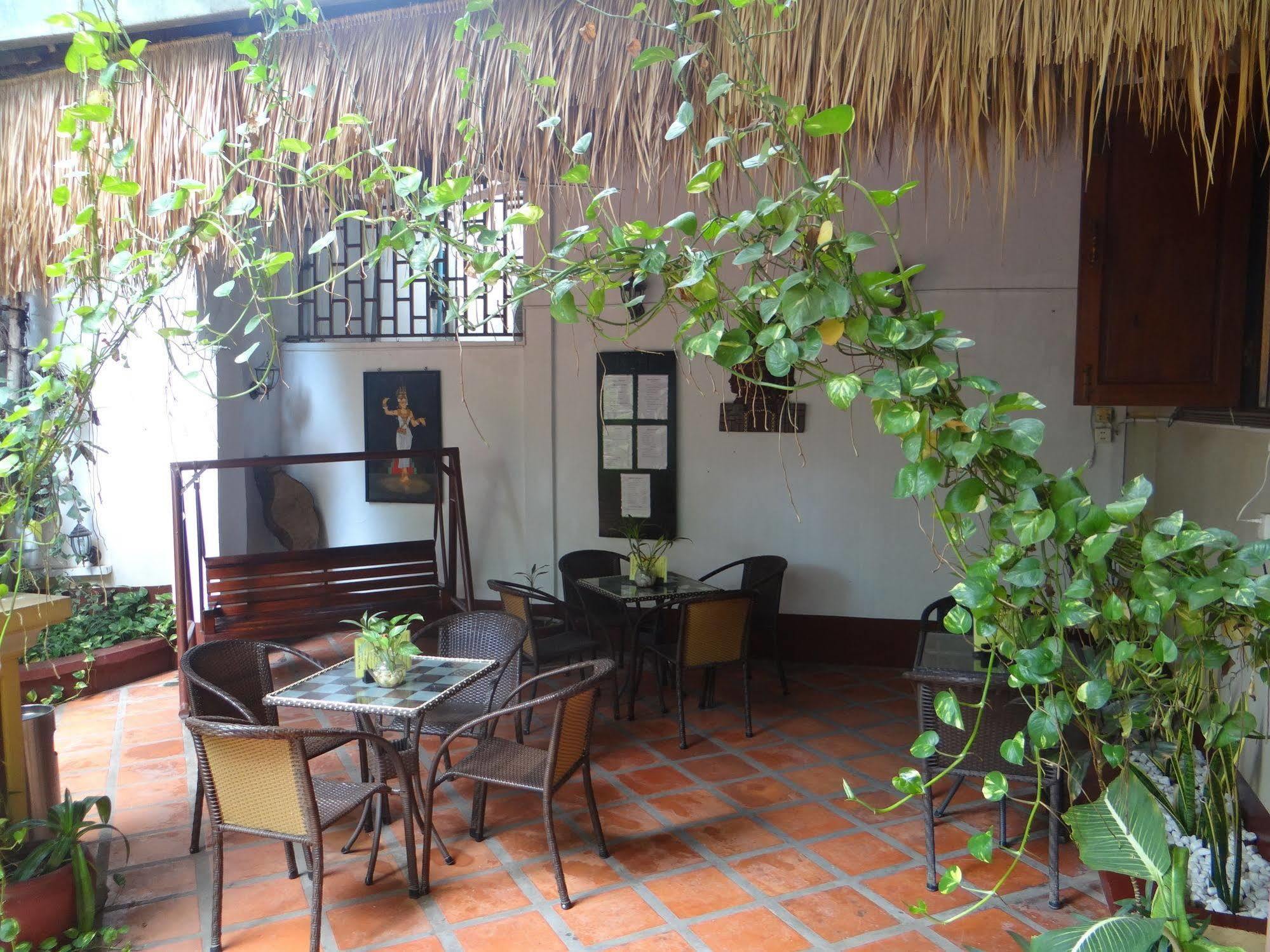 Alibi Guesthouse Phnom Penh Exterior photo