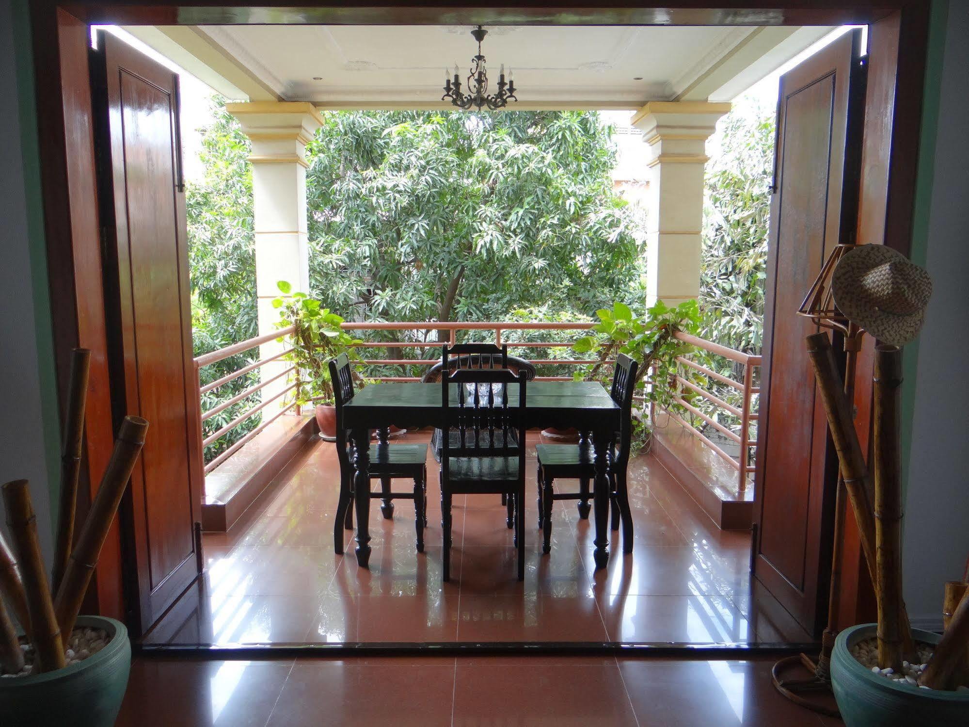 Alibi Guesthouse Phnom Penh Exterior photo